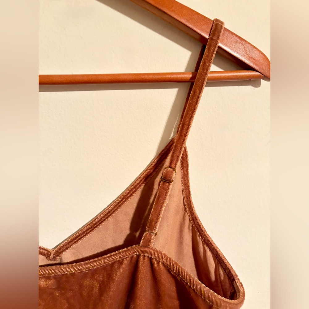 Old Navy Women’s Velvet/Velour Brown Camisole Adjustable Straps Tank Top Sz Med - Picture 11 of 13